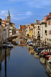Italien, Provinz Venedig, Chioggia, Häuser am Kanal - APF000005