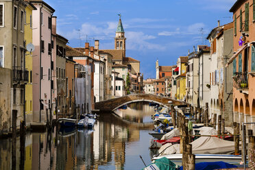 Italien, Provinz Venedig, Chioggia, Häuser am Kanal - APF000006