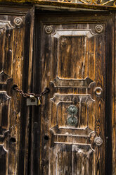 Italy, Comacchio, old door with chain and padlock - APF000013