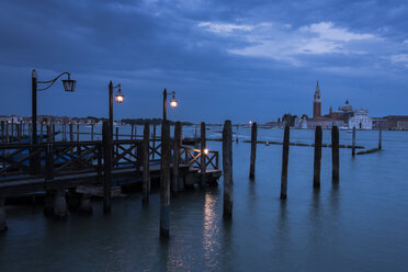 Italien, Venedig, Gondeln in der Abenddämmerung mit Blick auf San Giorgio Maggiore - APF000014