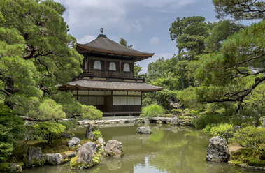 Japan, Kyoto, Blick auf den Ginkaku-ji-Tempel - HLF000725