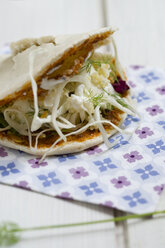 Fladenbrot gefüllt mit Hirsesalat, Weißkohl, Joghurtdressing und Dill - MYF000538