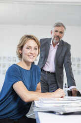 Zwei Kollegen in einem Büro - RBF001820