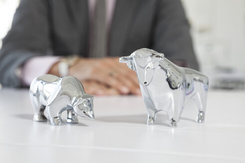 Stier- und Bärenfiguren auf einem Schreibtisch - RBF001831