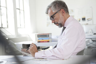 Man working at desk, portrait - RBF001872