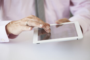 Man's hand on a tablet computer - RBF001876