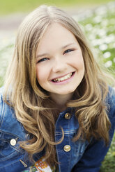 Porträt eines lächelnden Mädchens - GDF000414
