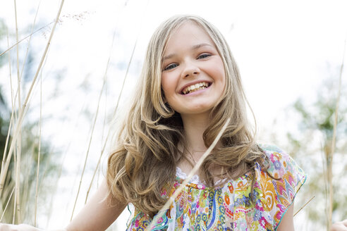 Portrait of smiling girl wearing summer dress - GDF000417