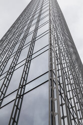 Deutschland, Hessen, Frankfurt, Blick auf die Fassade eines modernen Bürogebäudes Skyper von unten - WDF002576