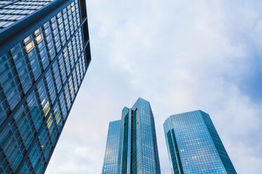 Deutschland, Hessen, Frankfurt, Blick von unten auf Fassaden moderner Bürogebäude - WDF002580