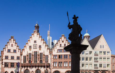 Deutschland, Hessen, Frankfurt, Blick auf das historische Rathaus mit Statue im Vordergrund, lizenzfreies Stockfoto