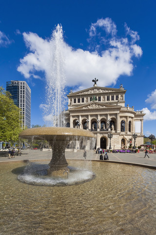 Deutschland, Hessen, Frankfurt, Blick auf die alte Oper mit Brunnen im Vordergrund, lizenzfreies Stockfoto