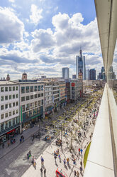 Deutschland, Hessen, Frankfurt, Blick auf die Fußgängerzone im Stadtzentrum von oben - WDF002633