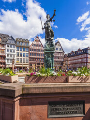 Deutschland, Hessen, Frankfurt, Blick auf Fachwerkhäuser am Römerberg mit Gerechtigkeitsbrunnen im Vordergrund - WDF002586