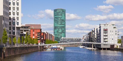 Deutschland, Hessen, Frankfurt, Blick auf den Westhafen mit Westhafen Tower im Hintergrund - WDF002589