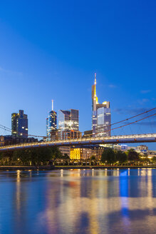 Deutschland, Hessen, Frankfurt, Blick auf den Main und das beleuchtete Finanzviertel im Hintergrund - WDF002596