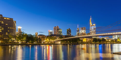 Deutschland, Hessen, Frankfurt, Blick auf den Main und das beleuchtete Finanzviertel im Hintergrund - WDF002597