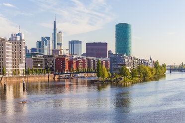 Deutschland, Hessen, Frankfurt, Blick auf den Main und Hochhäuser im Hintergrund - WDF002599