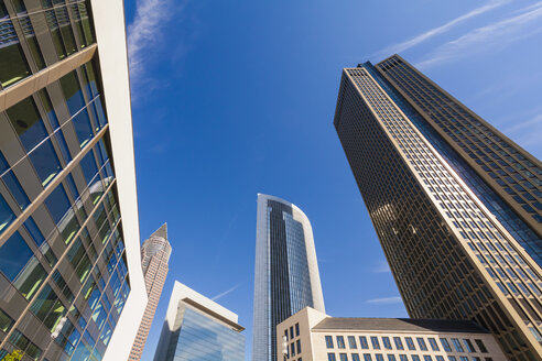 Deutschland, Hessen, Frankfurt, Blick auf Fassaden moderner Bürogebäude im Europaviertel von unten - WDF002600