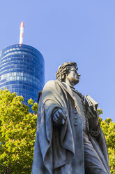 Deutschland, Hessen, Frankfurt, Blick auf das Schillerdenkmal vor dem Main Tower - WDF002605