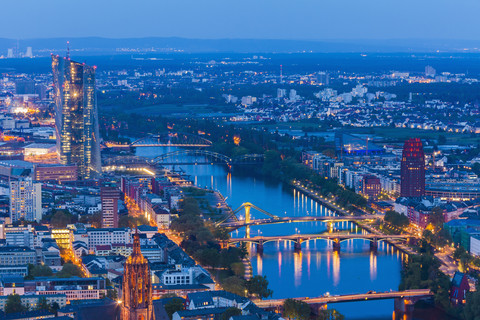 Deutschland, Hessen, Frankfurt, Blick auf Ostende mit Neubau der Europäischen Zentralbank in der Dämmerung von oben, lizenzfreies Stockfoto