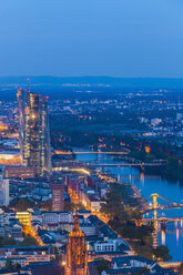 Deutschland, Hessen, Frankfurt, Blick auf Ostende mit Neubau der Europäischen Zentralbank in der Dämmerung von oben - WDF002609