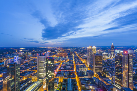 Deutschland, Hessen, Frankfurt, Blick von oben auf die beleuchtete Stadt, lizenzfreies Stockfoto