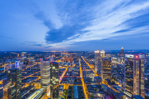Deutschland, Hessen, Frankfurt, Blick von oben auf die beleuchtete Stadt - WDF002610