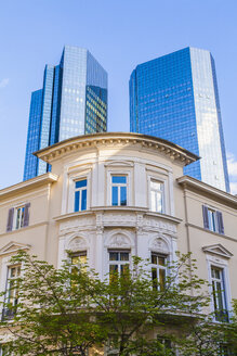 Deutschland, Hessen, Frankfurt, alte Villa vor dem Finanzgebäude - WD002626