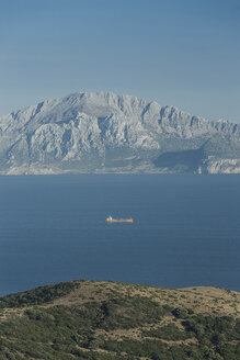 Spanien, Tarifa, Blick von der Meerenge von Gibraltar nach Marokko - KBF000149