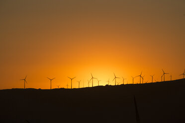 Spanien, Andalusien, Tarifa, Windpark bei Sonnenuntergang - KBF000165