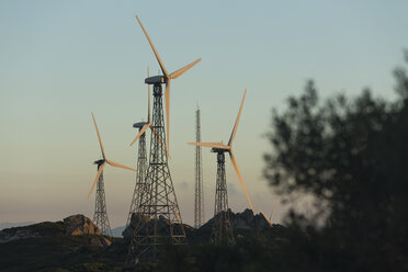 Spanien, Andalusien, Tarifa, Windpark am Abend - KBF000150