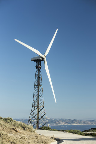 Spanien, Andalusien, Tarifa, Windpark, Windkraftanlage an der Küste, lizenzfreies Stockfoto