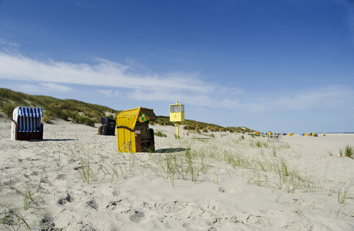 Deutschland, Niedersachsen, Ostfriesische Inseln, Juist, Strandkörbe mit Kapuze am Strand - ODF000794