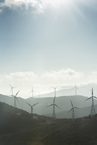 Spanien, Andalusien, Tarifa, Windpark gegen die Sonne, lizenzfreies Stockfoto