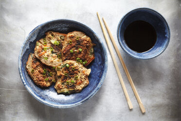 Japanische Buchweizenpfannkuchen mit Tofu und Gemüse, Stäbchen und Schale mit Sojasauce - EVGF000822