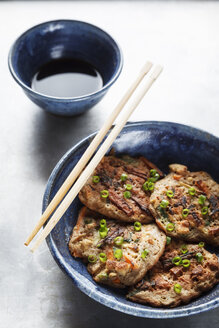 Japanische Buchweizenpfannkuchen mit Tofu und Gemüse, Stäbchen und Schale mit Sojasauce - EVGF000823