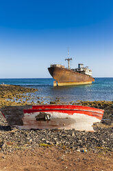 Spanien, Kanarische Inseln, Lanzarote, Arrecife, Punta Chica, Schiffswrack Telamon, altes Holzboot - AMF002767