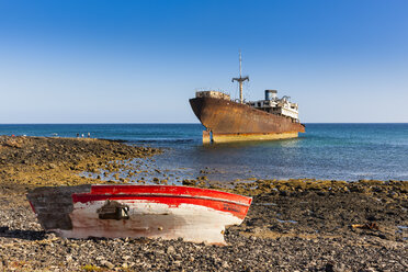 Spanien, Kanarische Inseln, Lanzarote, Arrecife, Punta Chica, Schiffswrack Telamon, altes Holzboot - AMF002768