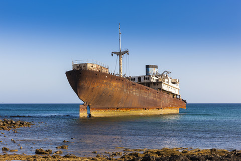 Spanien, Kanarische Inseln, Lanzarote, Arrecife, Punta Chica, Schiffswrack Telamon, lizenzfreies Stockfoto