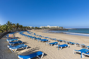 Spanien, Kanarische Inseln, Lanzarote, Costa Teguise, Strand Baja de los Charcos, Hotel Las Salinas im Hintergrund - AMF002774