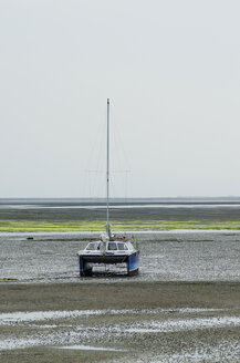 Deutschland, Niedersachsen, Ostfriesische Insel, Juist, Segelboot bei Ebbe - ODF000797