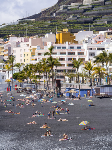 Spanien, Kanarische Inseln, La Palma, Puerto Naos, Touristen am schwarzen Lavastrand, lizenzfreies Stockfoto