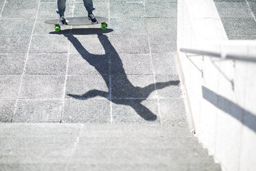 Schatten eines Skateboarders auf dem Bürgersteig - ZEF000767