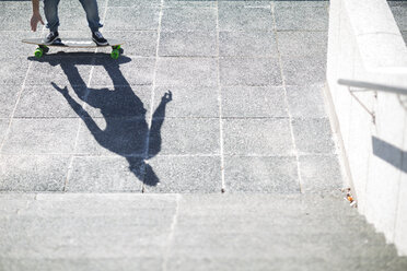 Schatten eines Skateboarders auf dem Bürgersteig - ZEF000768