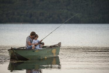 Deutschland, Rheinland-Pfalz, Laacher See, Vater und Sohn fischen vom Boot aus - PAF000916