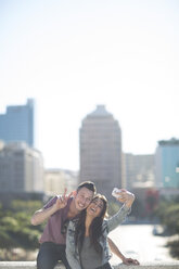 Glückliches junges Paar macht ein Selfie mit Smartphone - ZEF000810