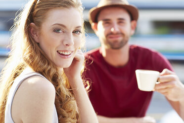 Porträt einer lächelnden jungen Frau in einer Kaffeepause mit ihrem Freund - ZEF000305