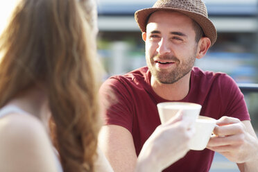 Porträt eines Mannes bei einer Kaffeepause mit seiner Freundin - ZEF000306