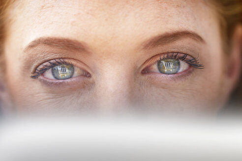 Augen einer Frau mit Einkaufswagen-Symbolen - ZEF000317